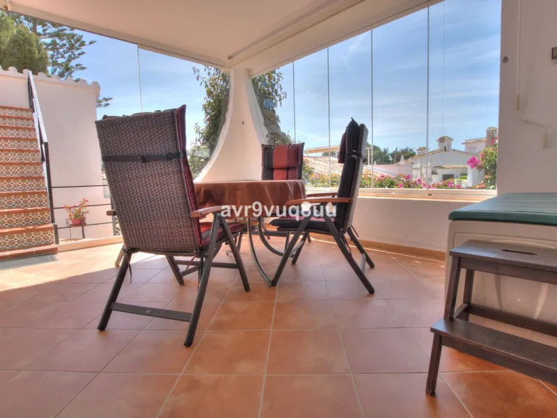 This cosy house is situated just a stone´s throw from the beach and a short walk to the centre of La Cala de Mijas. The property benefits from a large area of private garden plus a choice of other terraces to choose from whether you're chasing the sun or 