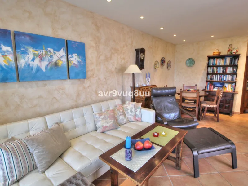 This cosy house is situated just a stone´s throw from the beach and a short walk to the centre of La Cala de Mijas. The property benefits from a large area of private garden plus a choice of other terraces to choose from whether you're chasing the sun or 