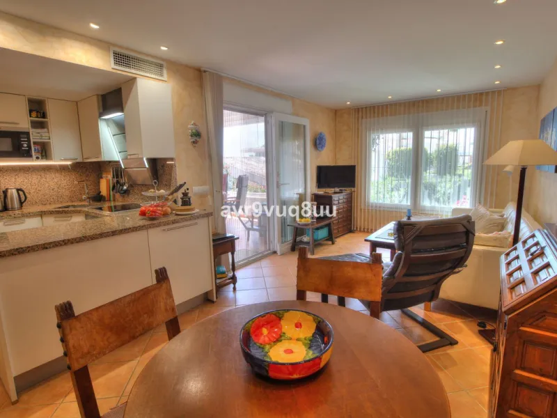 This cosy house is situated just a stone´s throw from the beach and a short walk to the centre of La Cala de Mijas. The property benefits from a large area of private garden plus a choice of other terraces to choose from whether you're chasing the sun or 