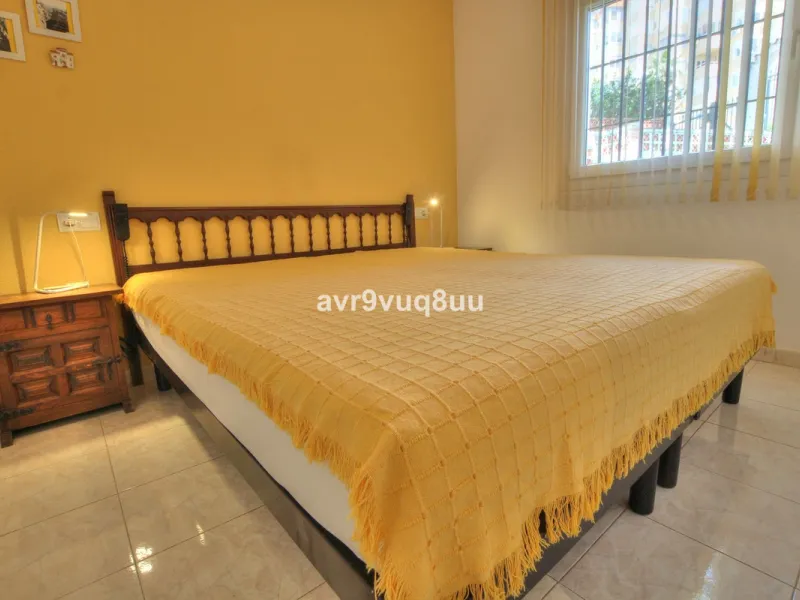 This cosy house is situated just a stone´s throw from the beach and a short walk to the centre of La Cala de Mijas. The property benefits from a large area of private garden plus a choice of other terraces to choose from whether you're chasing the sun or 