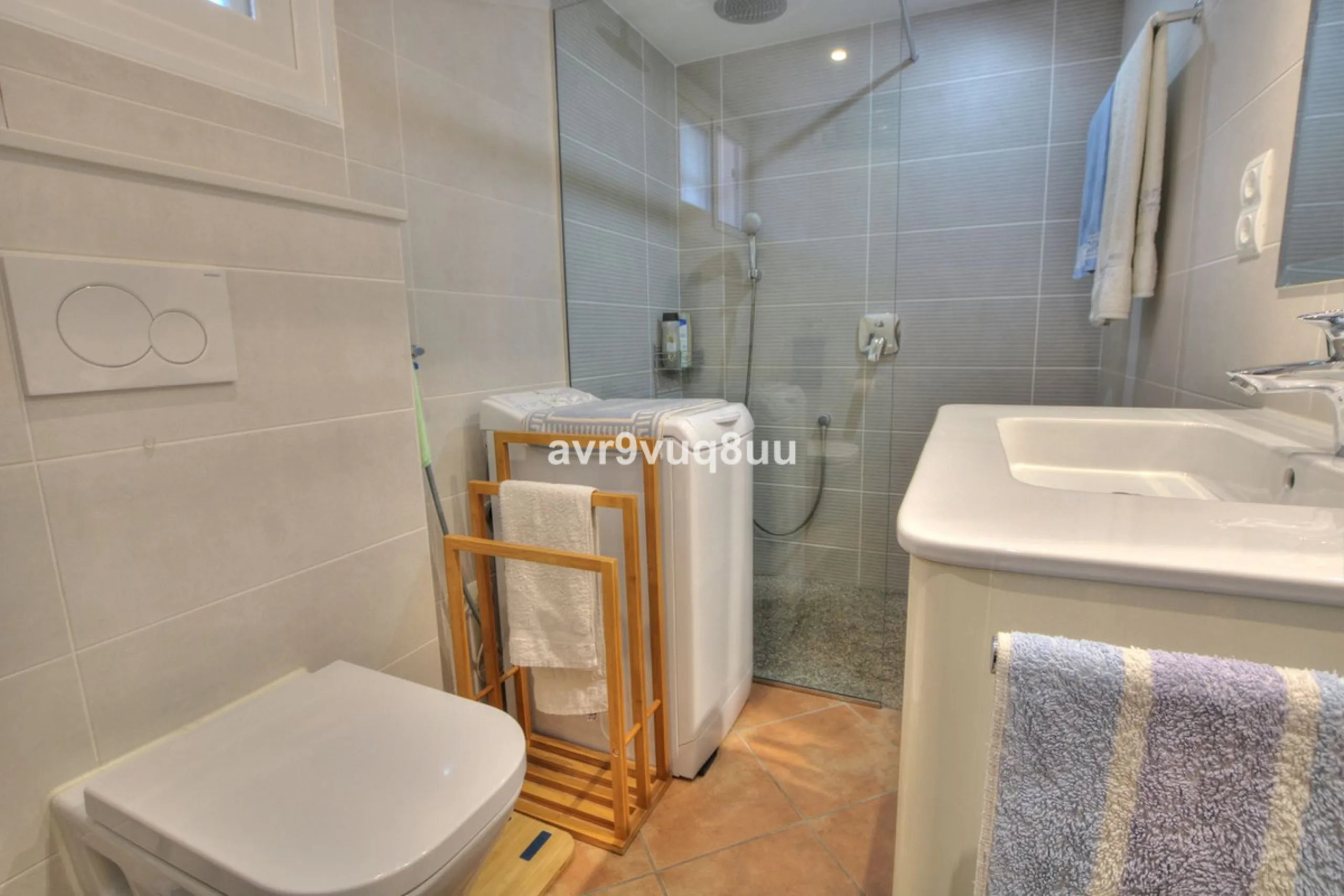 This cosy house is situated just a stone´s throw from the beach and a short walk to the centre of La Cala de Mijas. The property benefits from a large area of private garden plus a choice of other terraces to choose from whether you're chasing the sun or 
