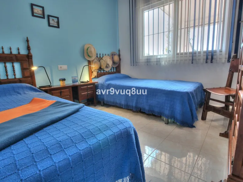 This cosy house is situated just a stone´s throw from the beach and a short walk to the centre of La Cala de Mijas. The property benefits from a large area of private garden plus a choice of other terraces to choose from whether you're chasing the sun or 