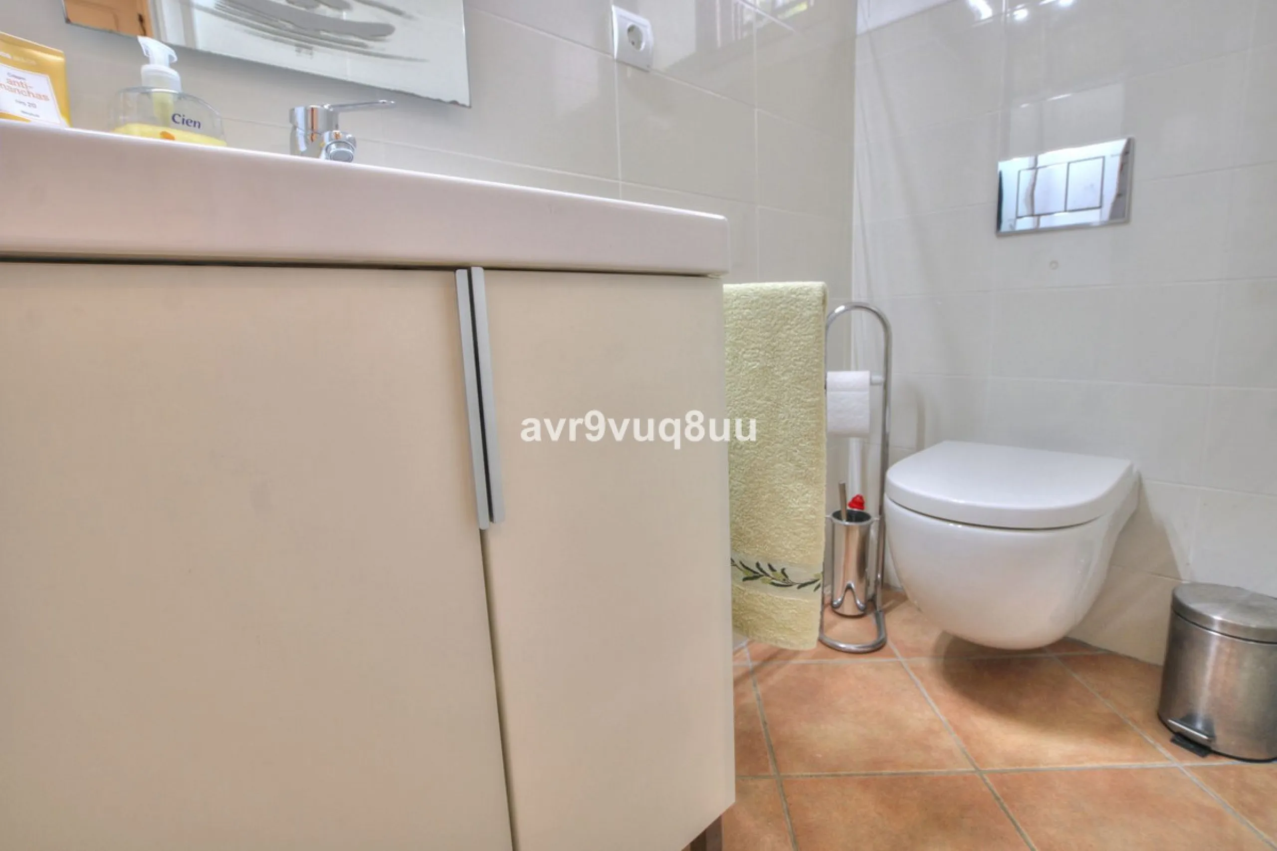 This cosy house is situated just a stone´s throw from the beach and a short walk to the centre of La Cala de Mijas. The property benefits from a large area of private garden plus a choice of other terraces to choose from whether you're chasing the sun or 