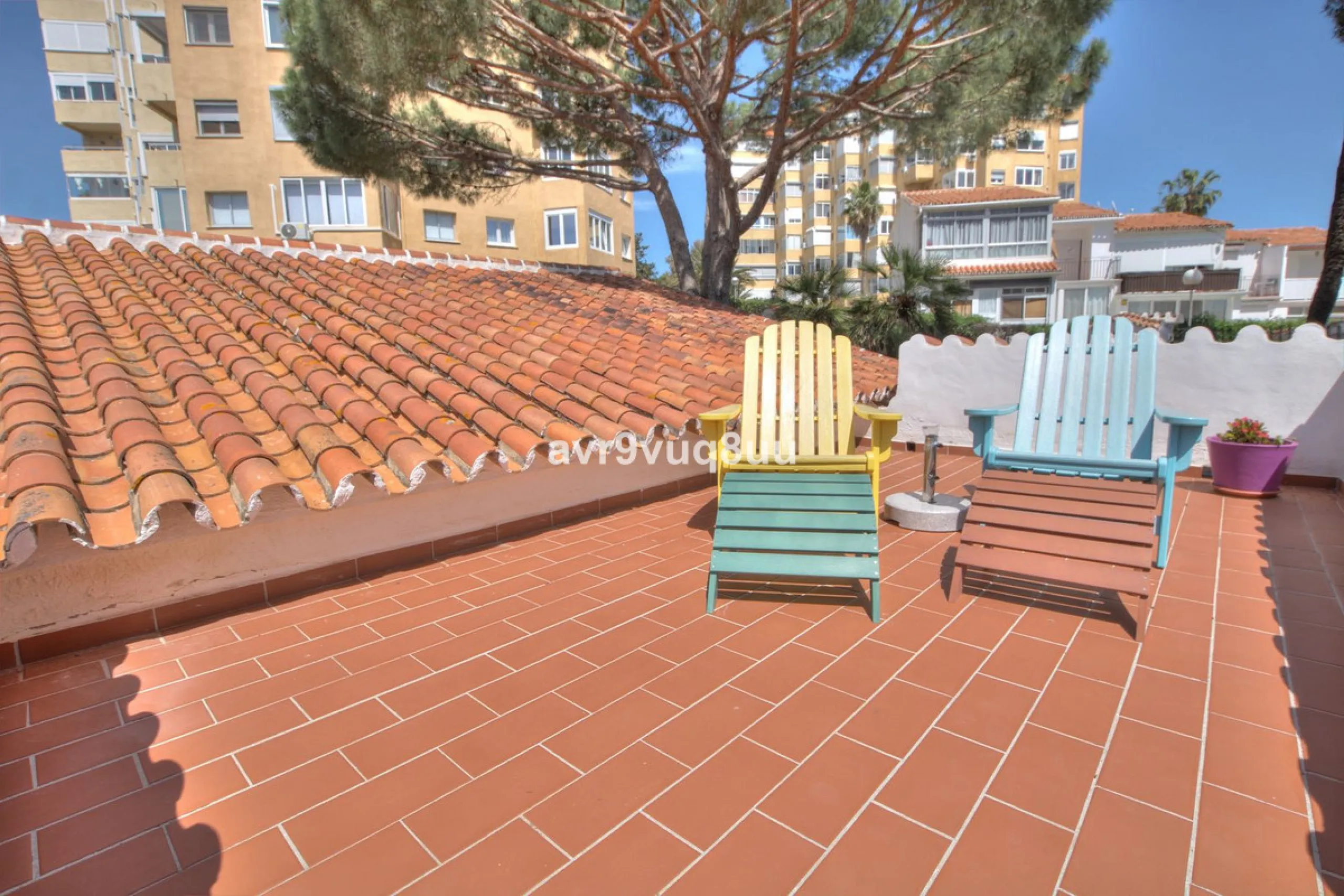 This cosy house is situated just a stone´s throw from the beach and a short walk to the centre of La Cala de Mijas. The property benefits from a large area of private garden plus a choice of other terraces to choose from whether you're chasing the sun or 
