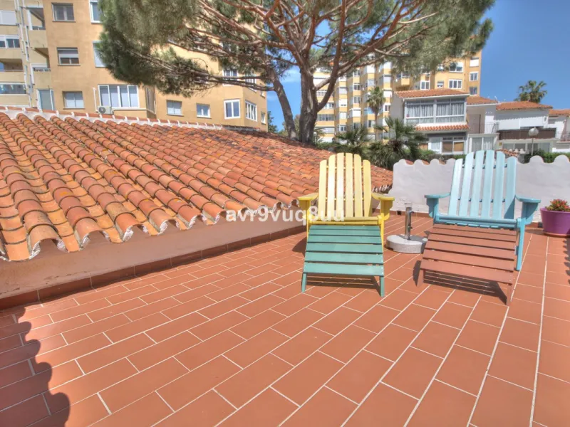 This cosy house is situated just a stone´s throw from the beach and a short walk to the centre of La Cala de Mijas. The property benefits from a large area of private garden plus a choice of other terraces to choose from whether you're chasing the sun or 