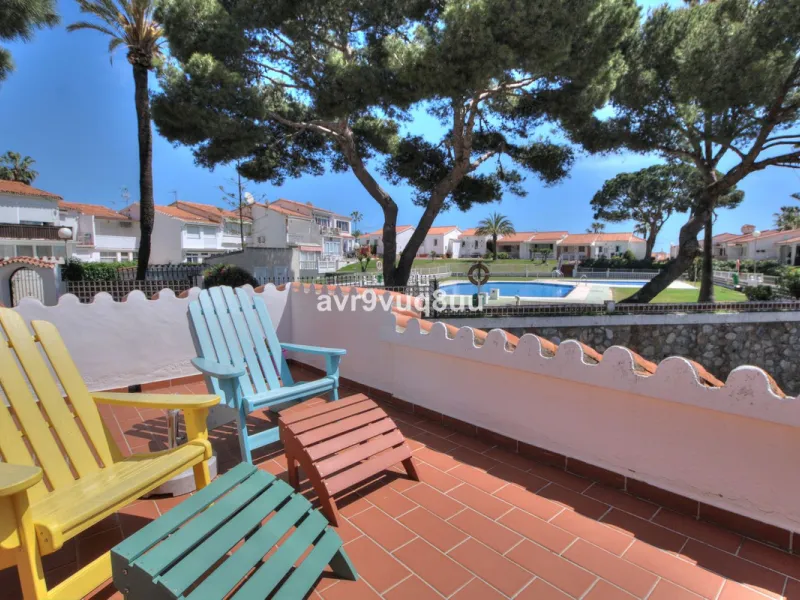 This cosy house is situated just a stone´s throw from the beach and a short walk to the centre of La Cala de Mijas. The property benefits from a large area of private garden plus a choice of other terraces to choose from whether you're chasing the sun or 