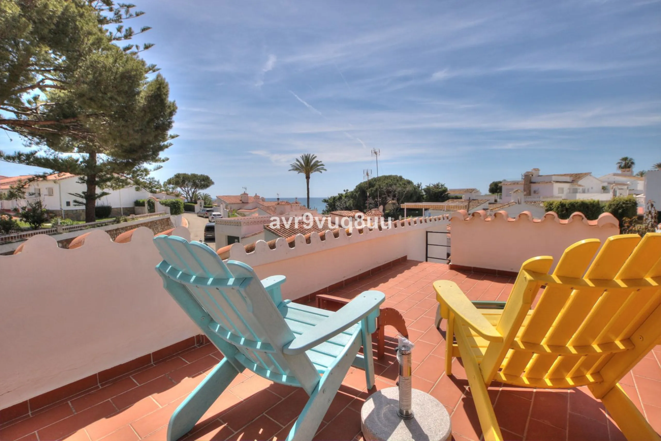 This cosy house is situated just a stone´s throw from the beach and a short walk to the centre of La Cala de Mijas. The property benefits from a large area of private garden plus a choice of other terraces to choose from whether you're chasing the sun or 