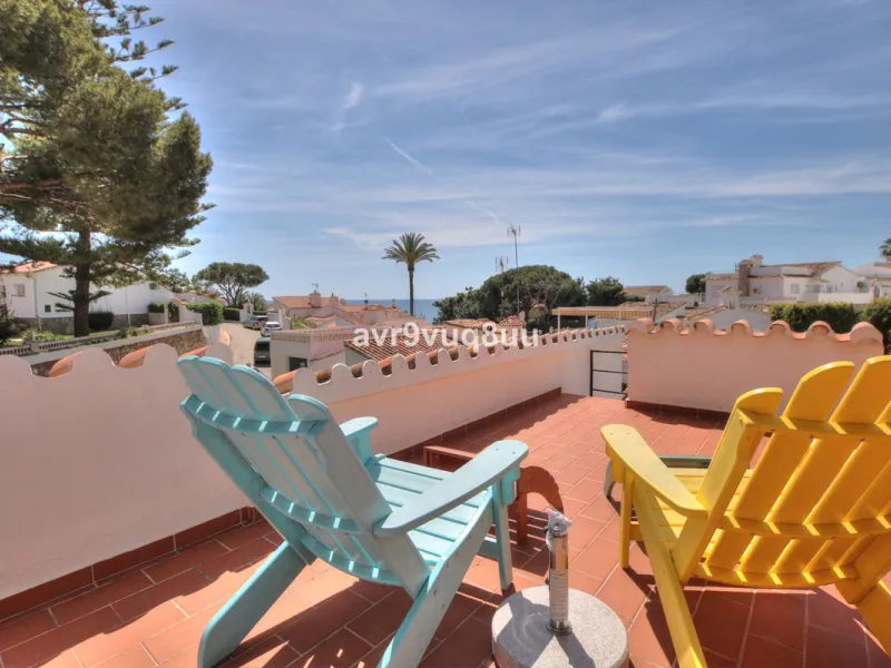 This cosy house is situated just a stone´s throw from the beach and a short walk to the centre of La Cala de Mijas. The property benefits from a large area of private garden plus a choice of other terraces to choose from whether you're chasing the sun or 