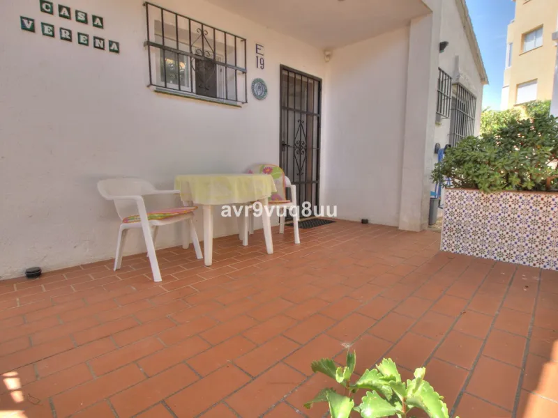 This cosy house is situated just a stone´s throw from the beach and a short walk to the centre of La Cala de Mijas. The property benefits from a large area of private garden plus a choice of other terraces to choose from whether you're chasing the sun or 