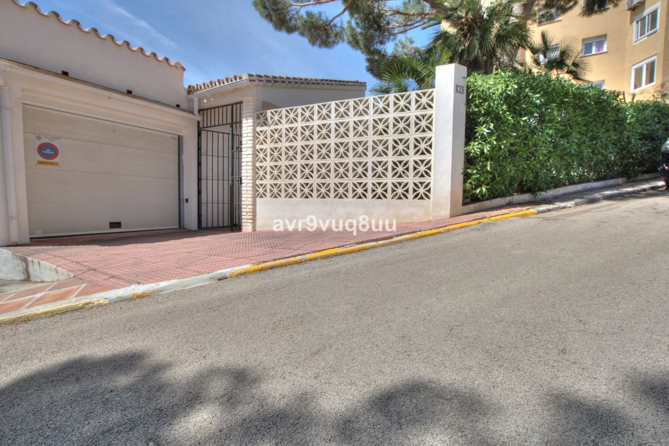 This cosy house is situated just a stone´s throw from the beach and a short walk to the centre of La Cala de Mijas. The property benefits from a large area of private garden plus a choice of other terraces to choose from whether you're chasing the sun or 