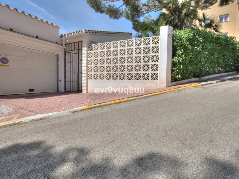 This cosy house is situated just a stone´s throw from the beach and a short walk to the centre of La Cala de Mijas. The property benefits from a large area of private garden plus a choice of other terraces to choose from whether you're chasing the sun or 