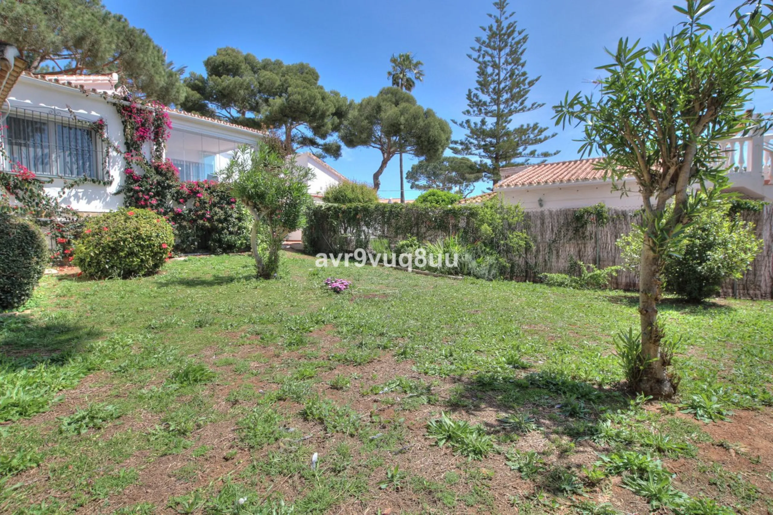 This cosy house is situated just a stone´s throw from the beach and a short walk to the centre of La Cala de Mijas. The property benefits from a large area of private garden plus a choice of other terraces to choose from whether you're chasing the sun or 