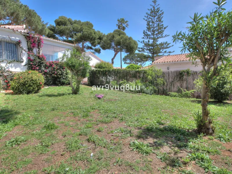 This cosy house is situated just a stone´s throw from the beach and a short walk to the centre of La Cala de Mijas. The property benefits from a large area of private garden plus a choice of other terraces to choose from whether you're chasing the sun or 