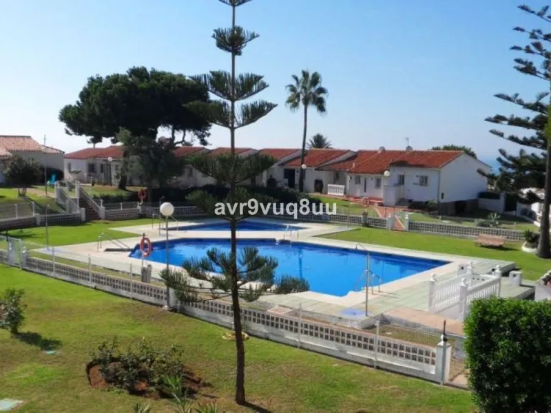 This cosy house is situated just a stone´s throw from the beach and a short walk to the centre of La Cala de Mijas. The property benefits from a large area of private garden plus a choice of other terraces to choose from whether you're chasing the sun or 