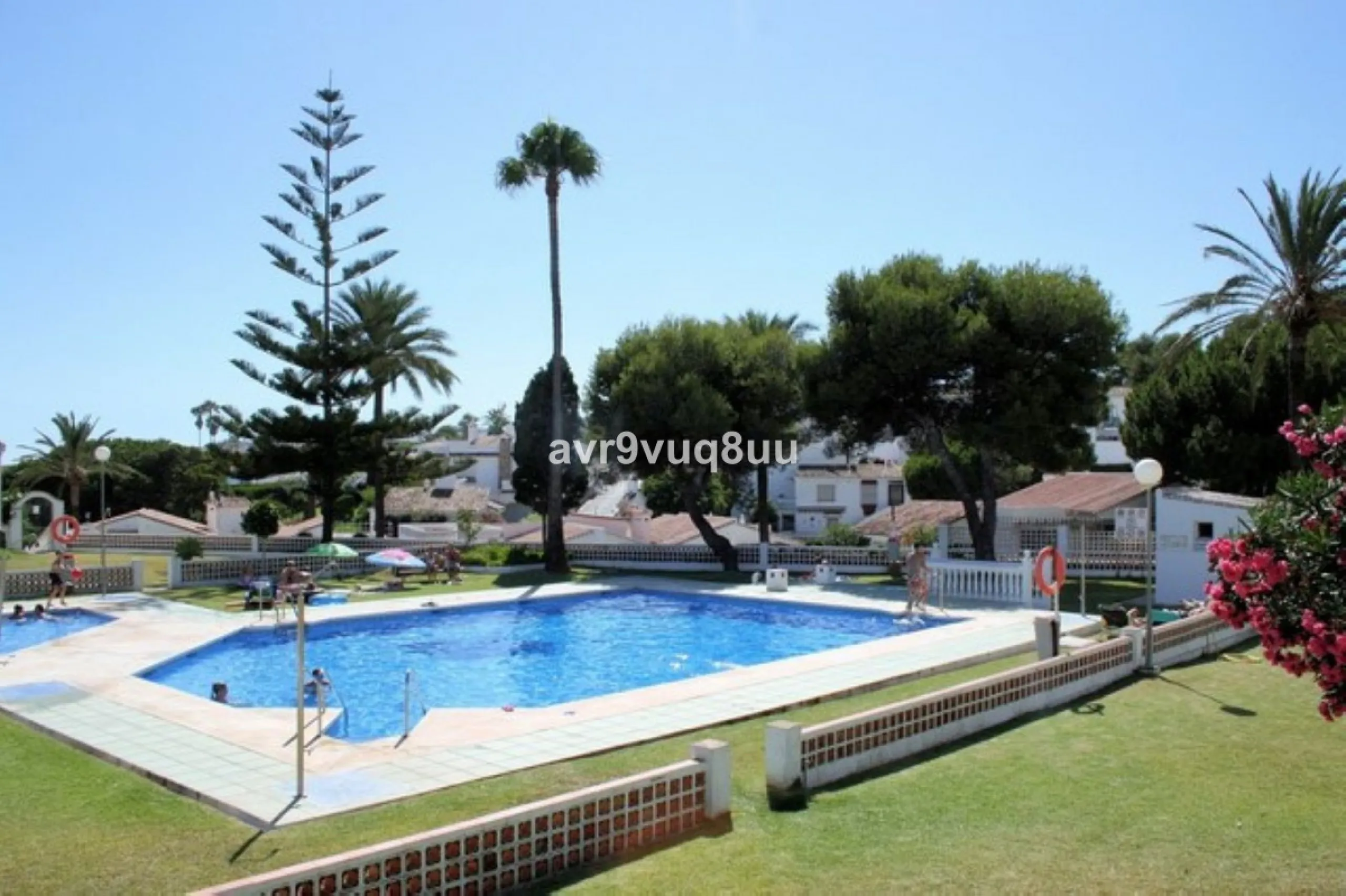 This cosy house is situated just a stone´s throw from the beach and a short walk to the centre of La Cala de Mijas. The property benefits from a large area of private garden plus a choice of other terraces to choose from whether you're chasing the sun or 