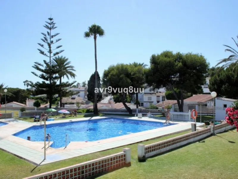 This cosy house is situated just a stone´s throw from the beach and a short walk to the centre of La Cala de Mijas. The property benefits from a large area of private garden plus a choice of other terraces to choose from whether you're chasing the sun or 