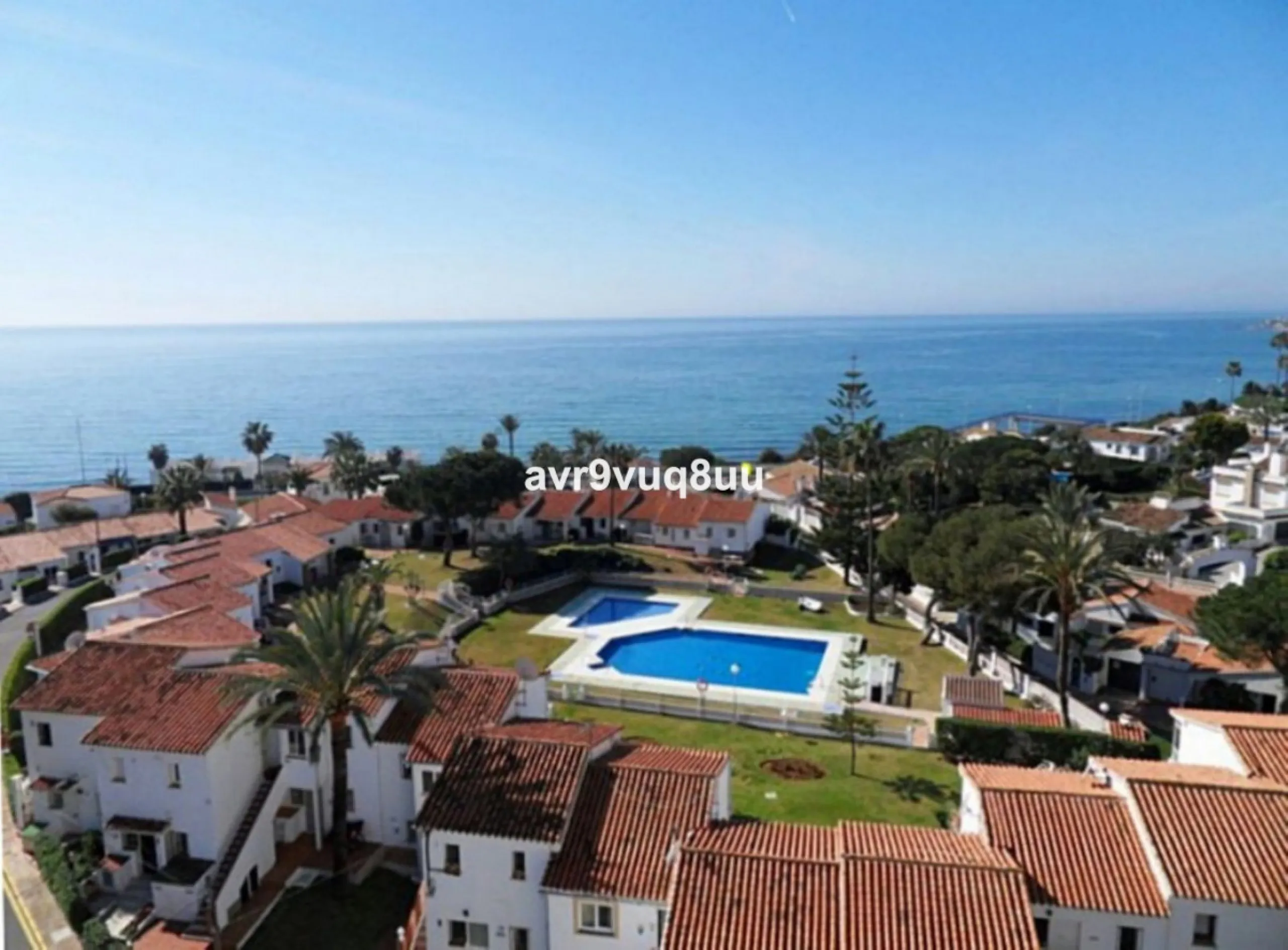 This cosy house is situated just a stone´s throw from the beach and a short walk to the centre of La Cala de Mijas. The property benefits from a large area of private garden plus a choice of other terraces to choose from whether you're chasing the sun or 