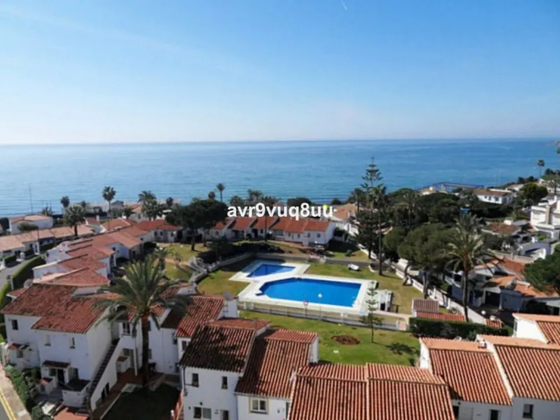 This cosy house is situated just a stone´s throw from the beach and a short walk to the centre of La Cala de Mijas. The property benefits from a large area of private garden plus a choice of other terraces to choose from whether you're chasing the sun or 