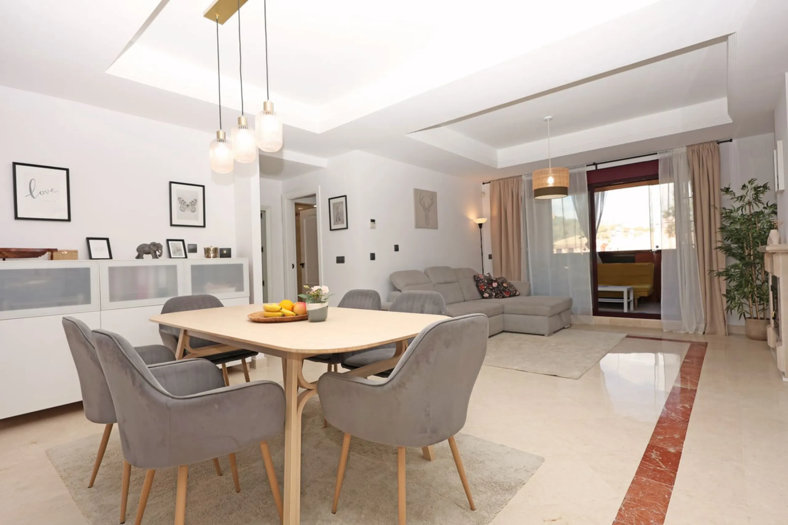 Apartment - Ground Floor Apartment в продаже в Marbella, Málaga. В доме 2 спален и 2 ванных комнат. Площадь дома 136 м²