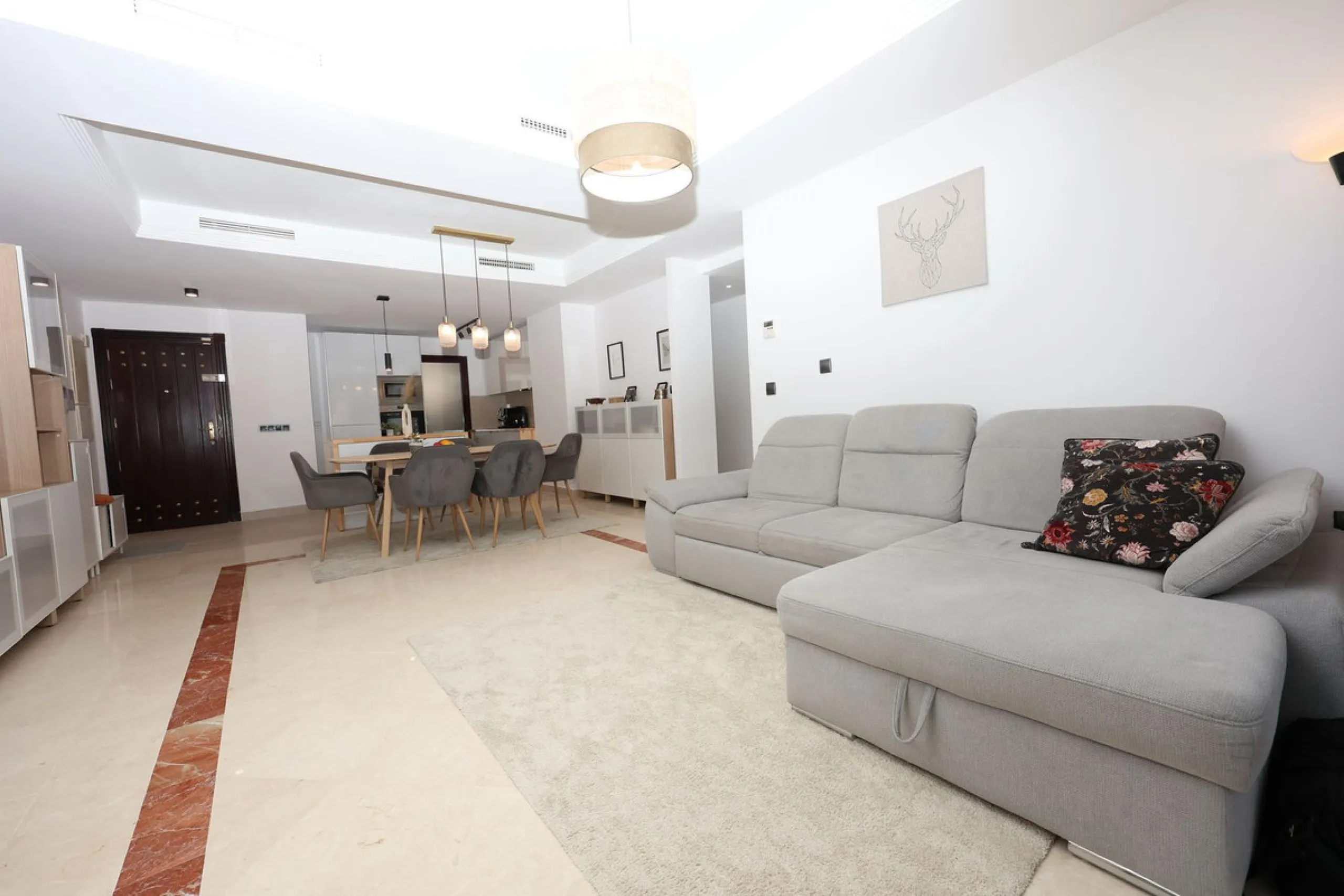 Apartment - Ground Floor Apartment в продаже в Marbella, Málaga. В доме 2 спален и 2 ванных комнат. Площадь дома 136 м²