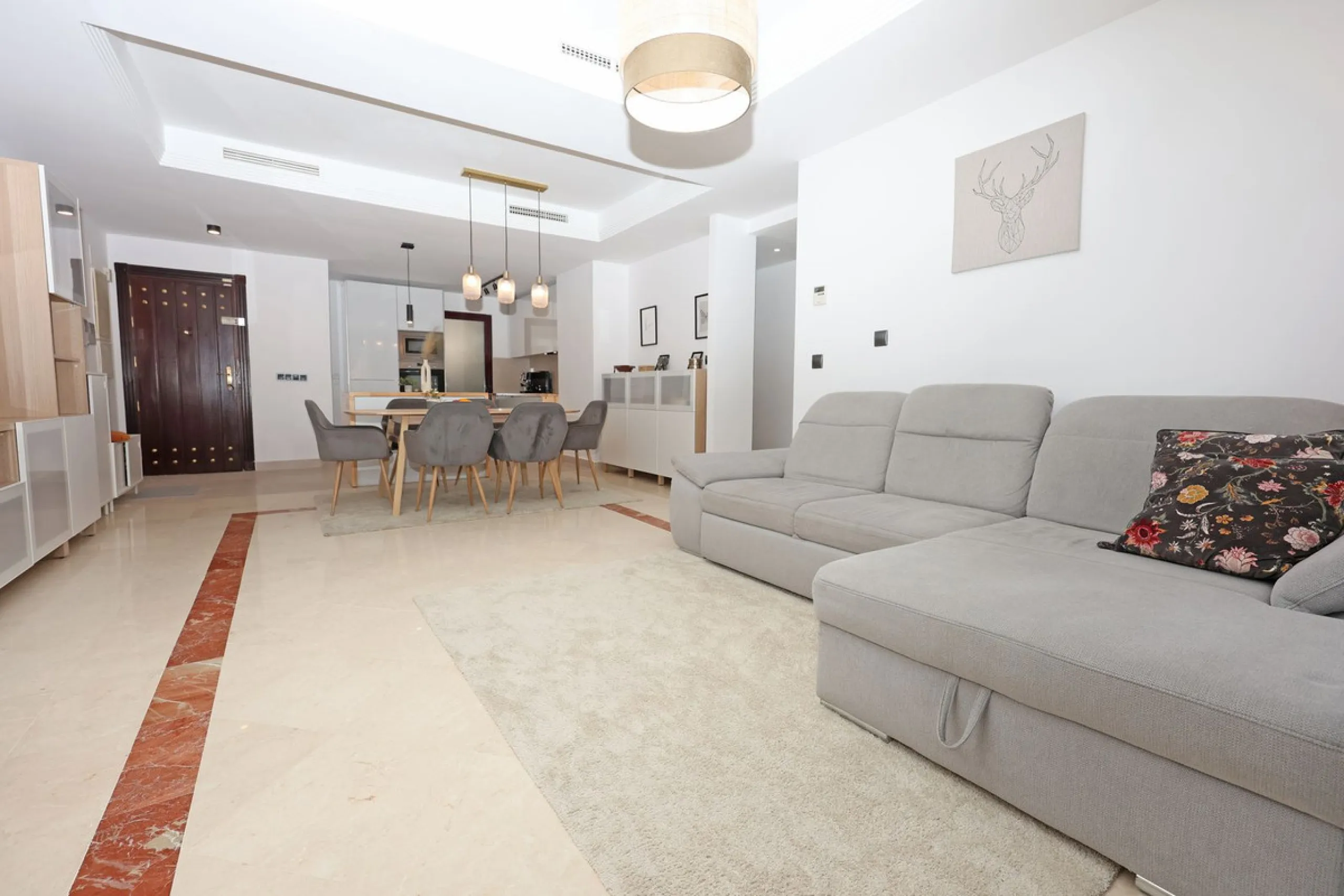Apartment - Ground Floor Apartment в продаже в Marbella, Málaga. В доме 2 спален и 2 ванных комнат. Площадь дома 136 м²