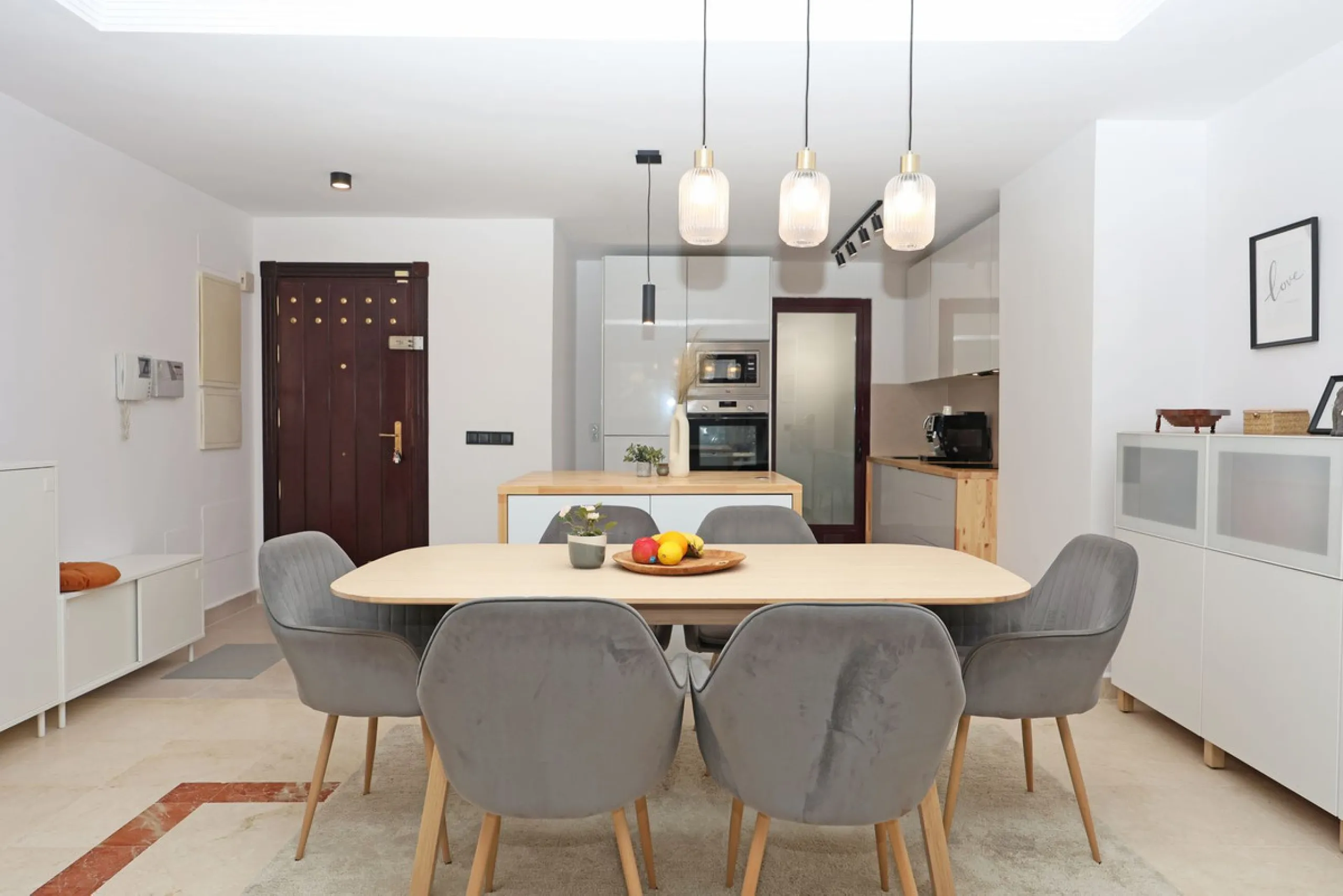 Apartment - Ground Floor Apartment в продаже в Marbella, Málaga. В доме 2 спален и 2 ванных комнат. Площадь дома 136 м²