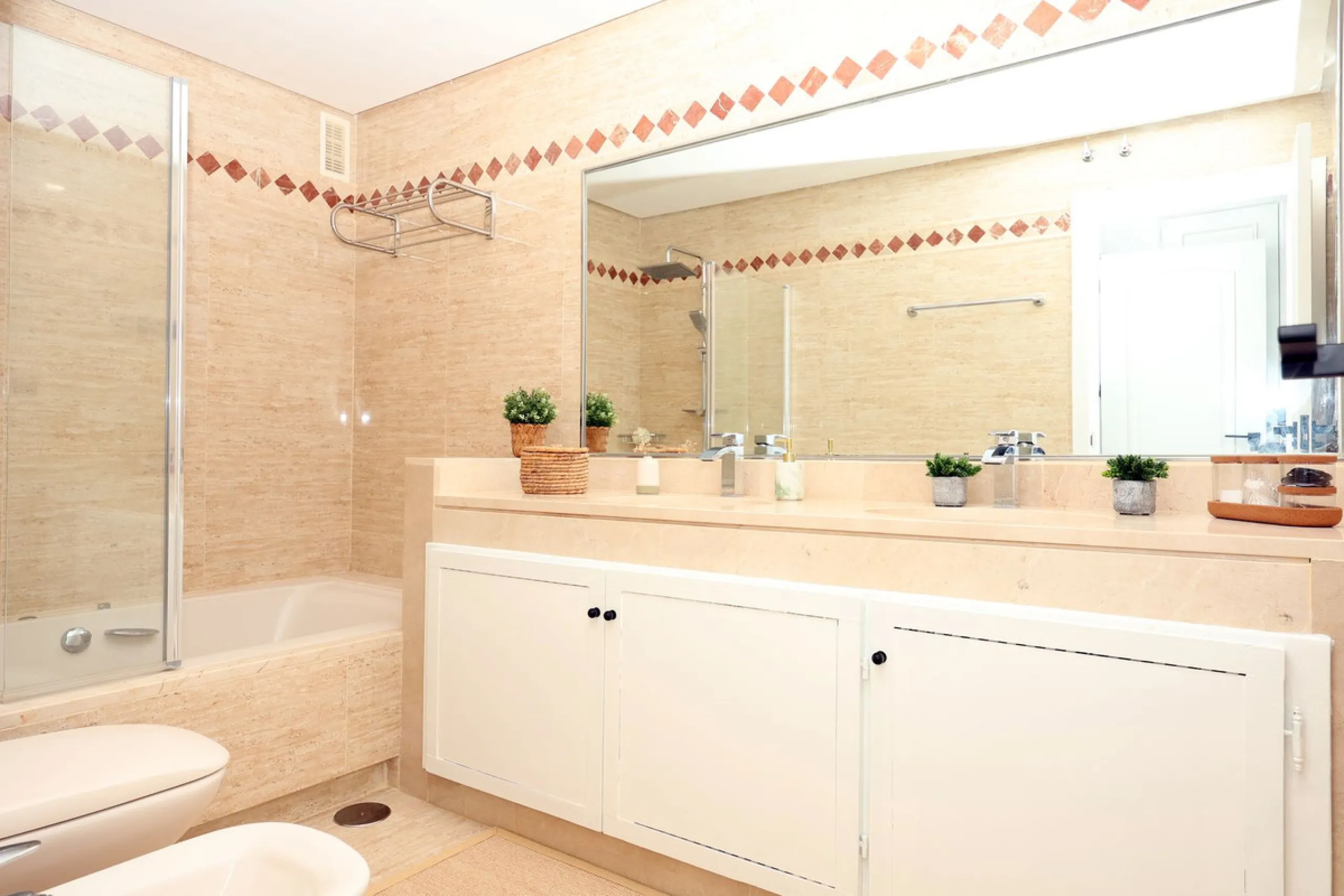 Apartment - Ground Floor Apartment в продаже в Marbella, Málaga. В доме 2 спален и 2 ванных комнат. Площадь дома 136 м²