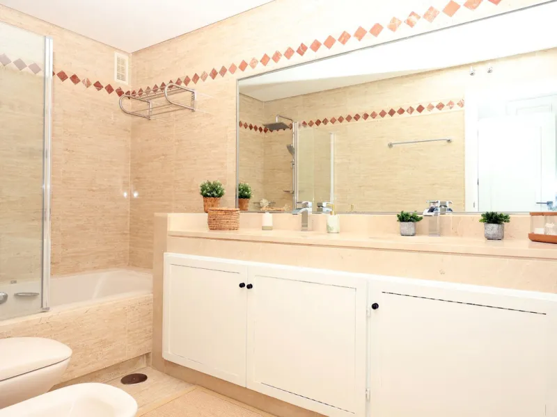 Apartment - Ground Floor Apartment в продаже в Marbella, Málaga. В доме 2 спален и 2 ванных комнат. Площадь дома 136 м²