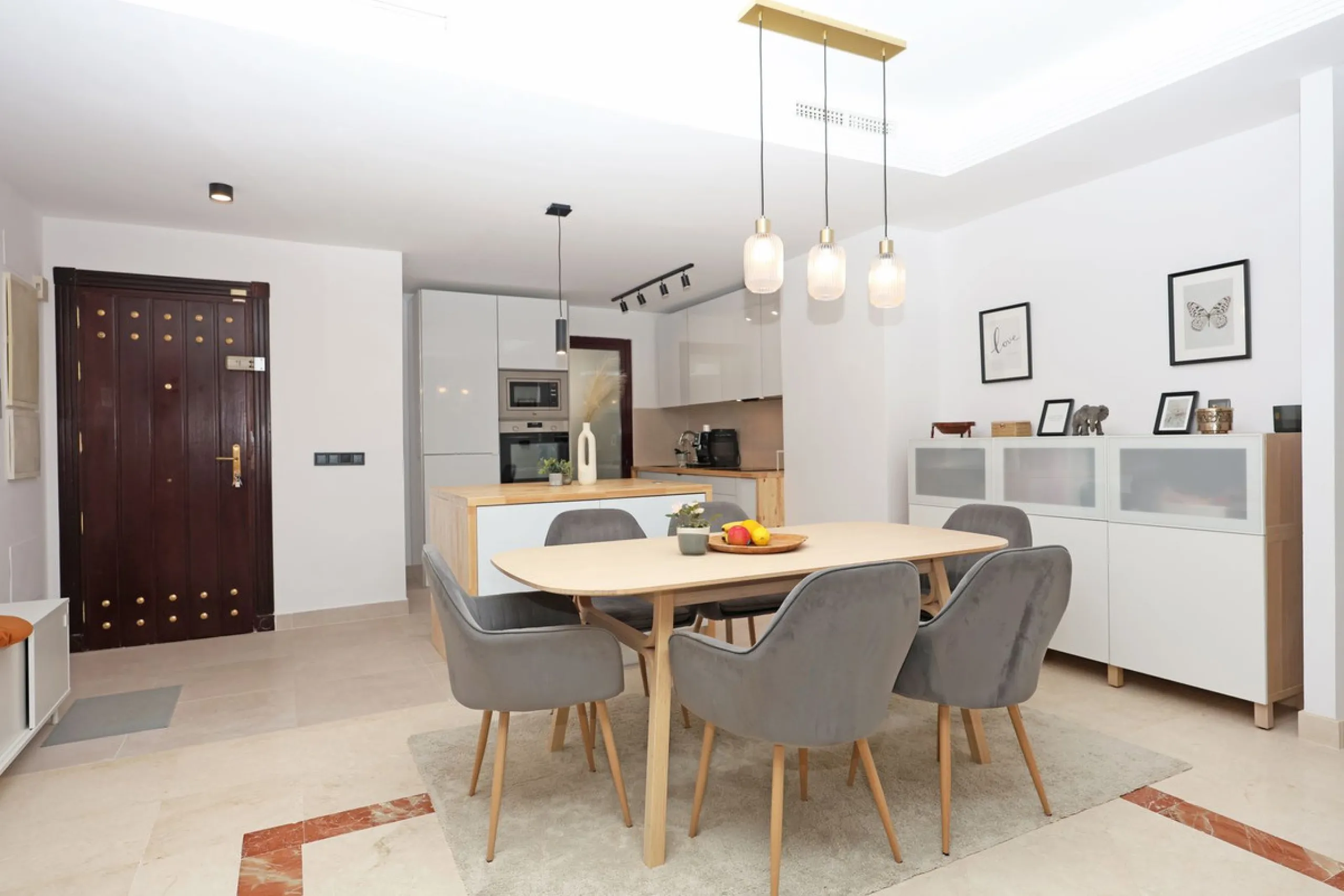 Apartment - Ground Floor Apartment в продаже в Marbella, Málaga. В доме 2 спален и 2 ванных комнат. Площадь дома 136 м²