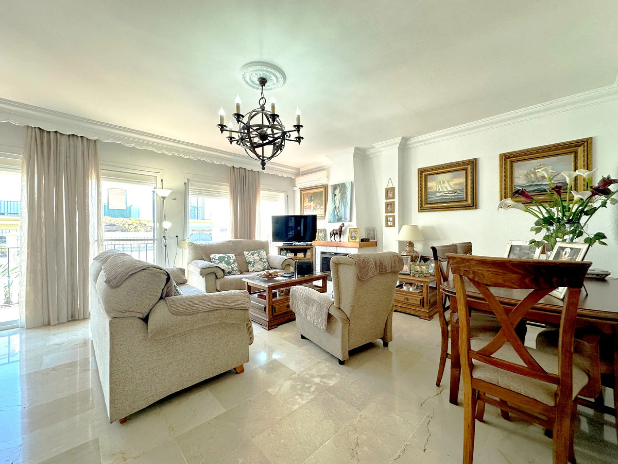 Located in the western part of Estepona, near Estepona Stadium and the Felipe VI Theater, this bright and spacious townhouse represents a unique opportunity for those seeking comfort, spaciousness, and proximity to all amenities. With an excellent orienta