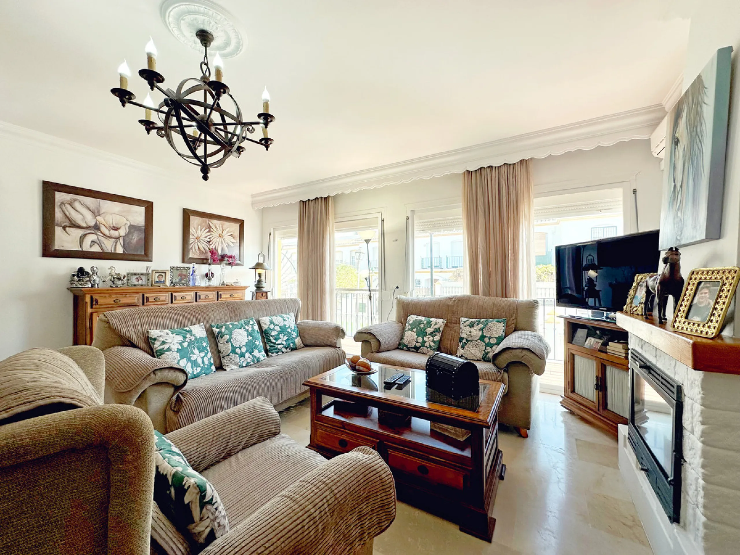 Located in the western part of Estepona, near Estepona Stadium and the Felipe VI Theater, this bright and spacious townhouse represents a unique opportunity for those seeking comfort, spaciousness, and proximity to all amenities. With an excellent orienta