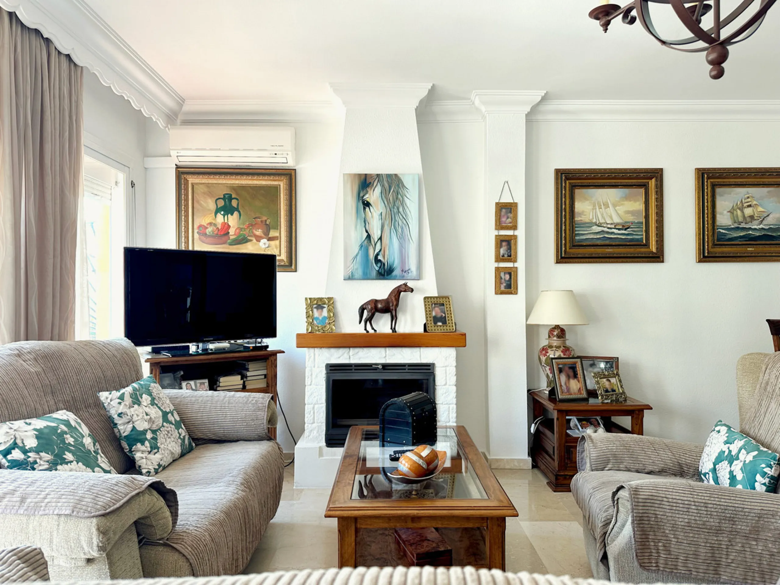 Located in the western part of Estepona, near Estepona Stadium and the Felipe VI Theater, this bright and spacious townhouse represents a unique opportunity for those seeking comfort, spaciousness, and proximity to all amenities. With an excellent orienta