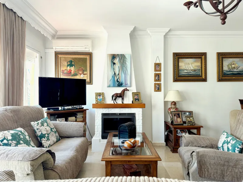 Located in the western part of Estepona, near Estepona Stadium and the Felipe VI Theater, this bright and spacious townhouse represents a unique opportunity for those seeking comfort, spaciousness, and proximity to all amenities. With an excellent orienta