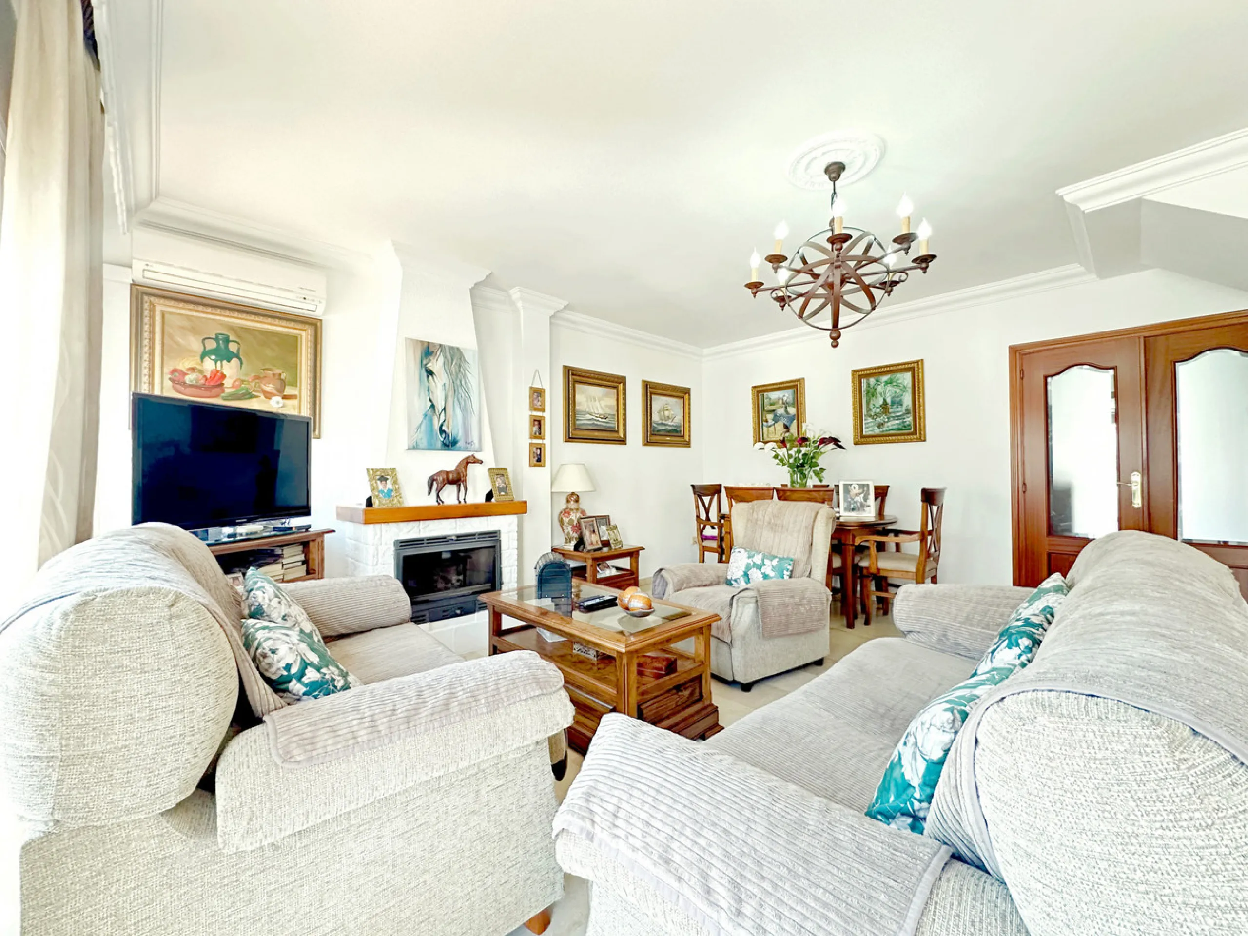 Located in the western part of Estepona, near Estepona Stadium and the Felipe VI Theater, this bright and spacious townhouse represents a unique opportunity for those seeking comfort, spaciousness, and proximity to all amenities. With an excellent orienta