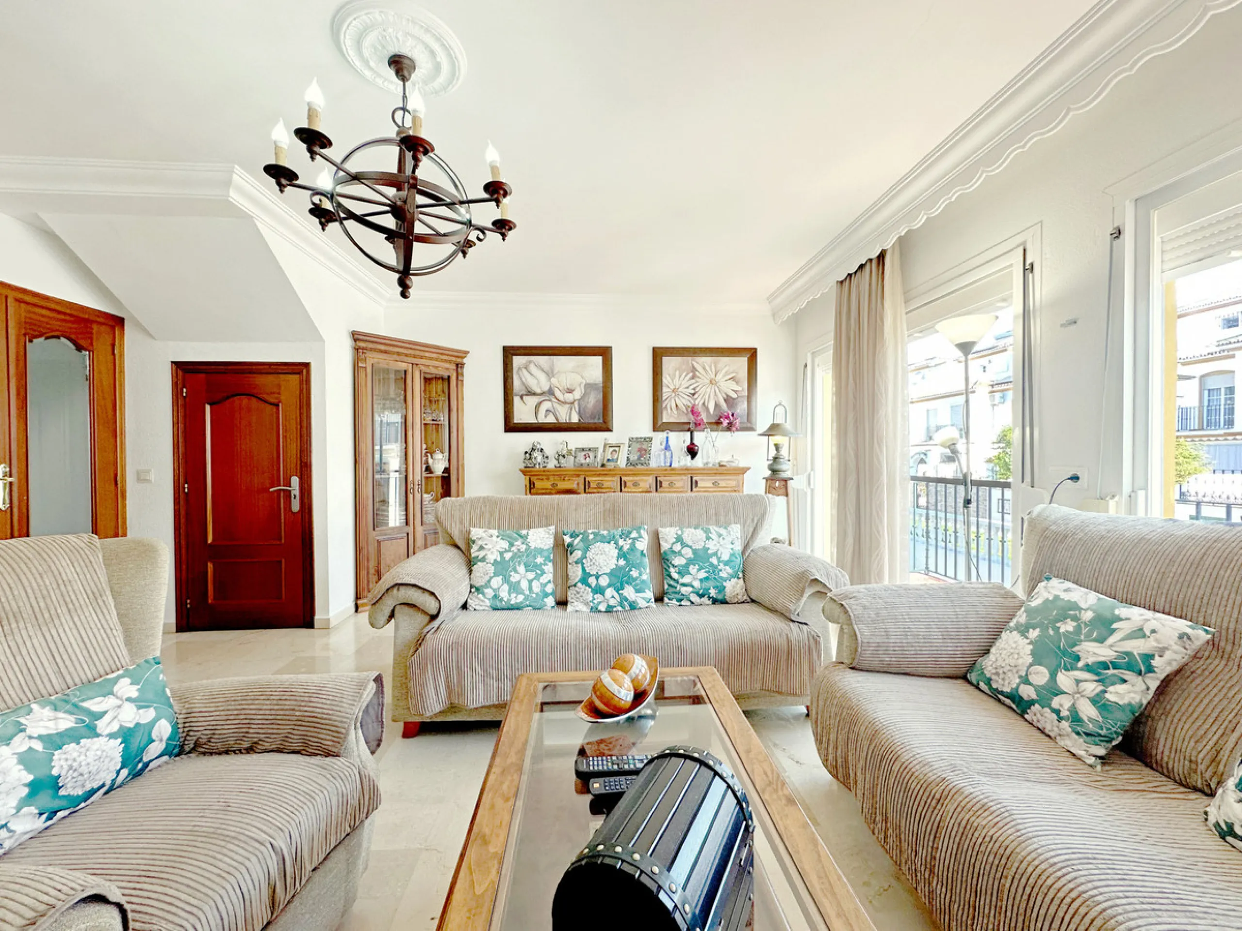 Located in the western part of Estepona, near Estepona Stadium and the Felipe VI Theater, this bright and spacious townhouse represents a unique opportunity for those seeking comfort, spaciousness, and proximity to all amenities. With an excellent orienta