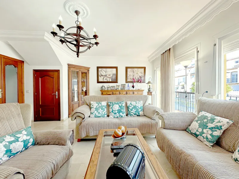Located in the western part of Estepona, near Estepona Stadium and the Felipe VI Theater, this bright and spacious townhouse represents a unique opportunity for those seeking comfort, spaciousness, and proximity to all amenities. With an excellent orienta