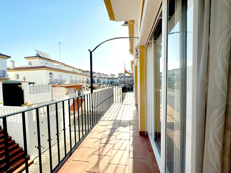 Located in the western part of Estepona, near Estepona Stadium and the Felipe VI Theater, this bright and spacious townhouse represents a unique opportunity for those seeking comfort, spaciousness, and proximity to all amenities. With an excellent orienta
