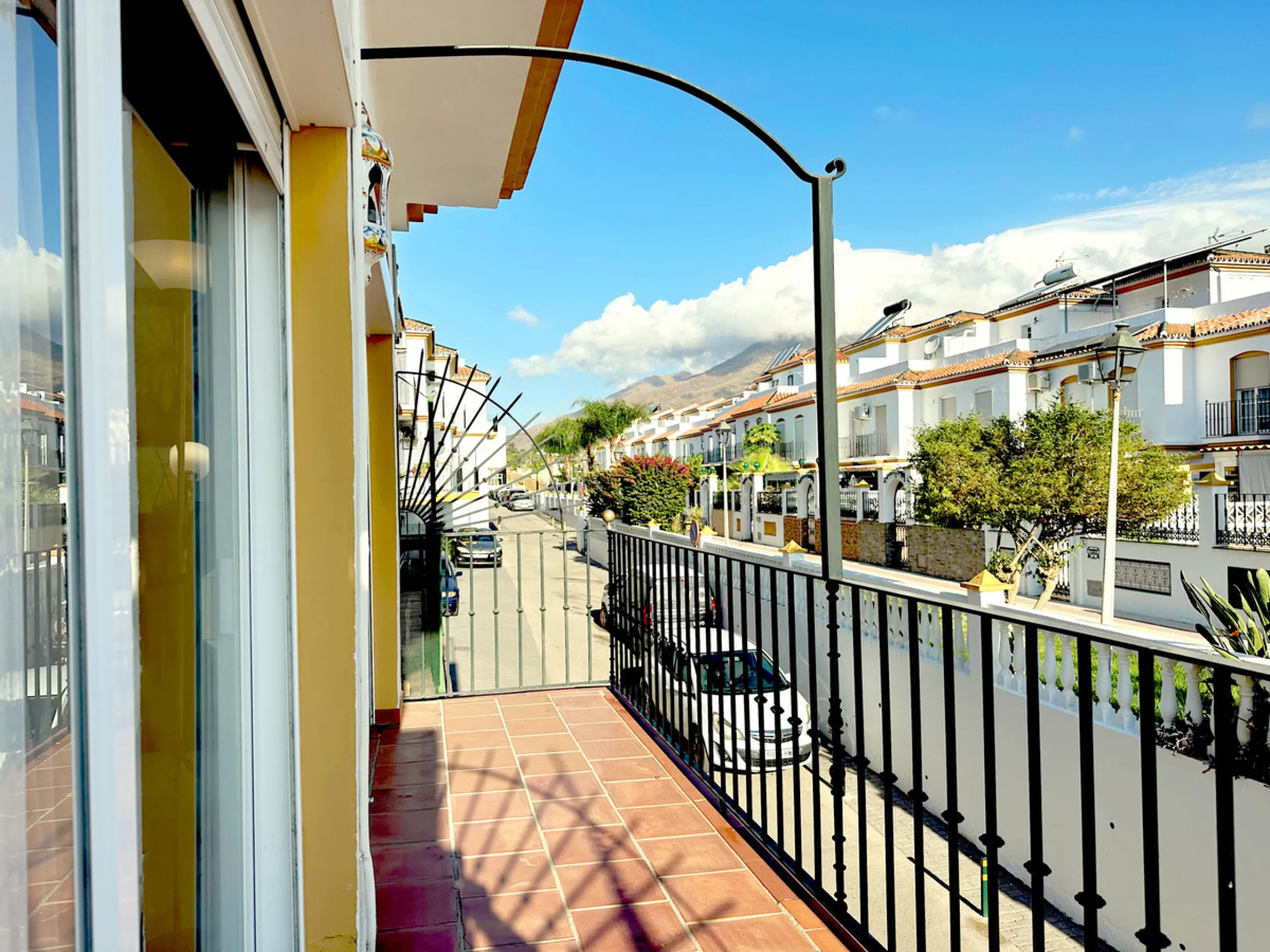 Located in the western part of Estepona, near Estepona Stadium and the Felipe VI Theater, this bright and spacious townhouse represents a unique opportunity for those seeking comfort, spaciousness, and proximity to all amenities. With an excellent orienta