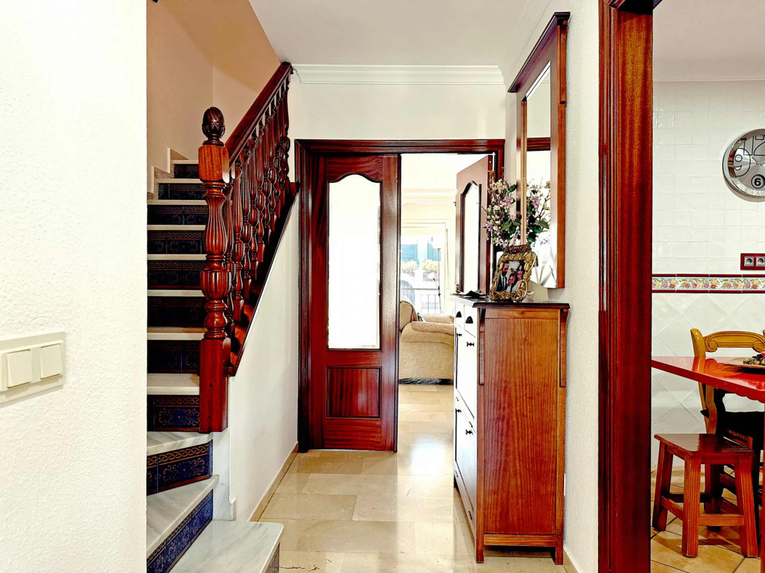 Located in the western part of Estepona, near Estepona Stadium and the Felipe VI Theater, this bright and spacious townhouse represents a unique opportunity for those seeking comfort, spaciousness, and proximity to all amenities. With an excellent orienta