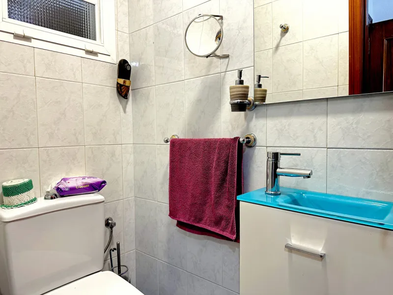 Located in the western part of Estepona, near Estepona Stadium and the Felipe VI Theater, this bright and spacious townhouse represents a unique opportunity for those seeking comfort, spaciousness, and proximity to all amenities. With an excellent orienta