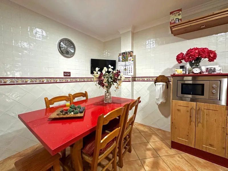 Located in the western part of Estepona, near Estepona Stadium and the Felipe VI Theater, this bright and spacious townhouse represents a unique opportunity for those seeking comfort, spaciousness, and proximity to all amenities. With an excellent orienta