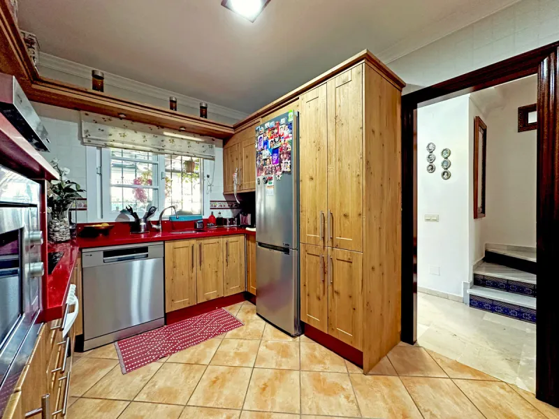 Located in the western part of Estepona, near Estepona Stadium and the Felipe VI Theater, this bright and spacious townhouse represents a unique opportunity for those seeking comfort, spaciousness, and proximity to all amenities. With an excellent orienta