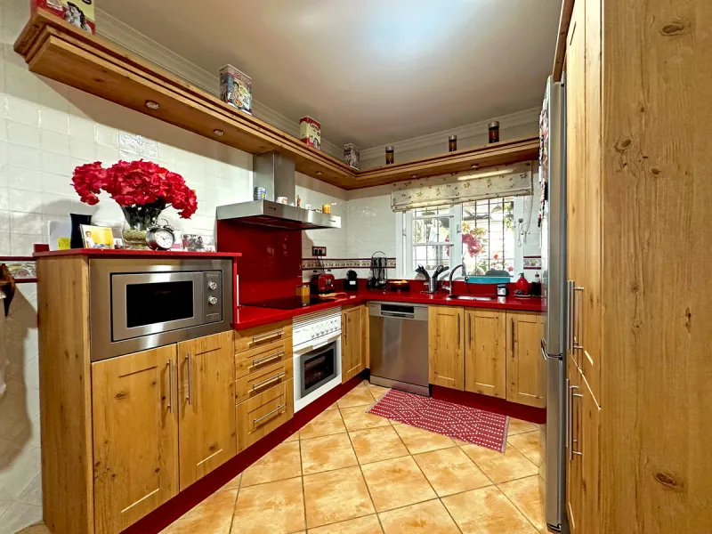 Located in the western part of Estepona, near Estepona Stadium and the Felipe VI Theater, this bright and spacious townhouse represents a unique opportunity for those seeking comfort, spaciousness, and proximity to all amenities. With an excellent orienta