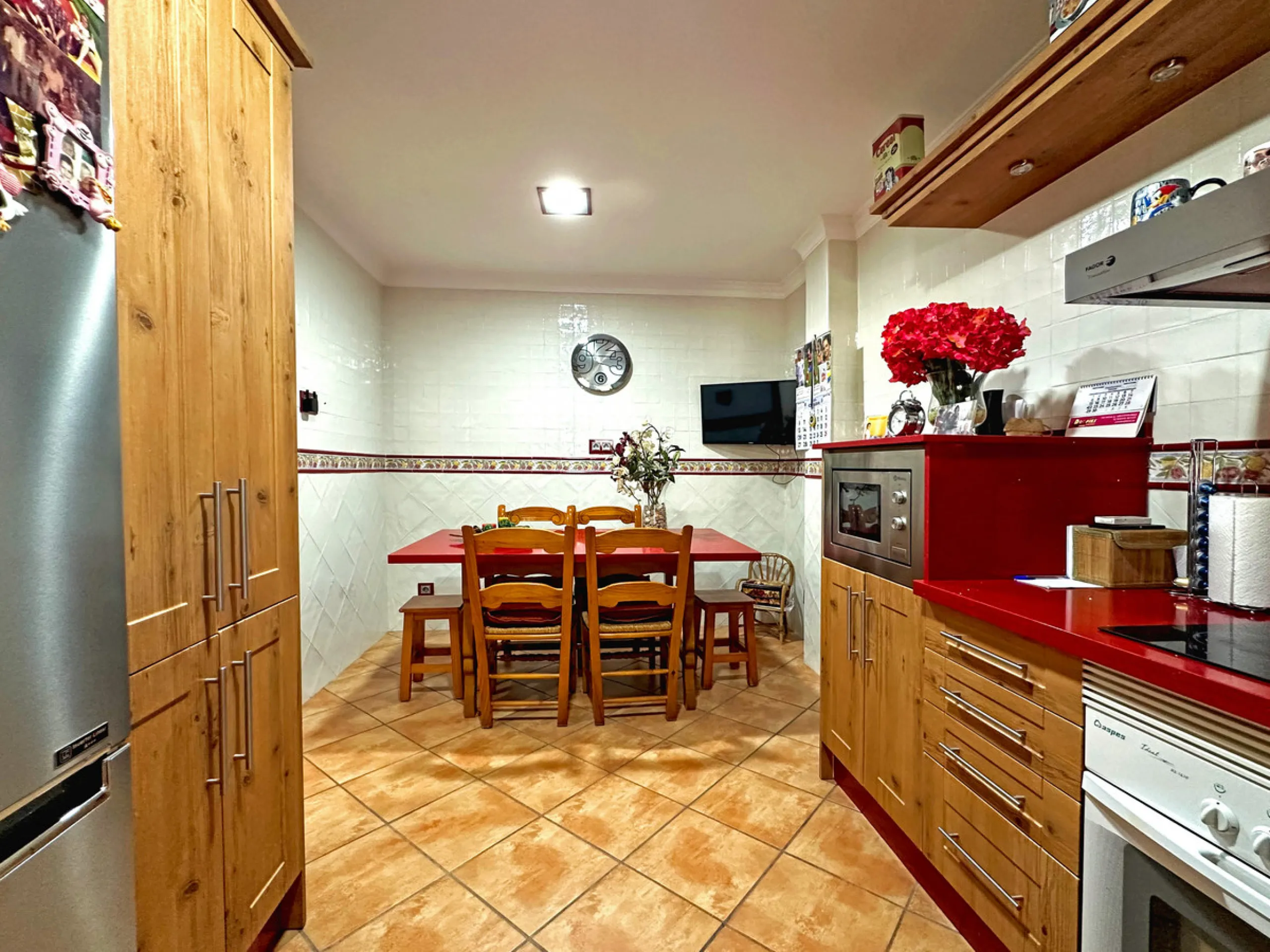 Located in the western part of Estepona, near Estepona Stadium and the Felipe VI Theater, this bright and spacious townhouse represents a unique opportunity for those seeking comfort, spaciousness, and proximity to all amenities. With an excellent orienta