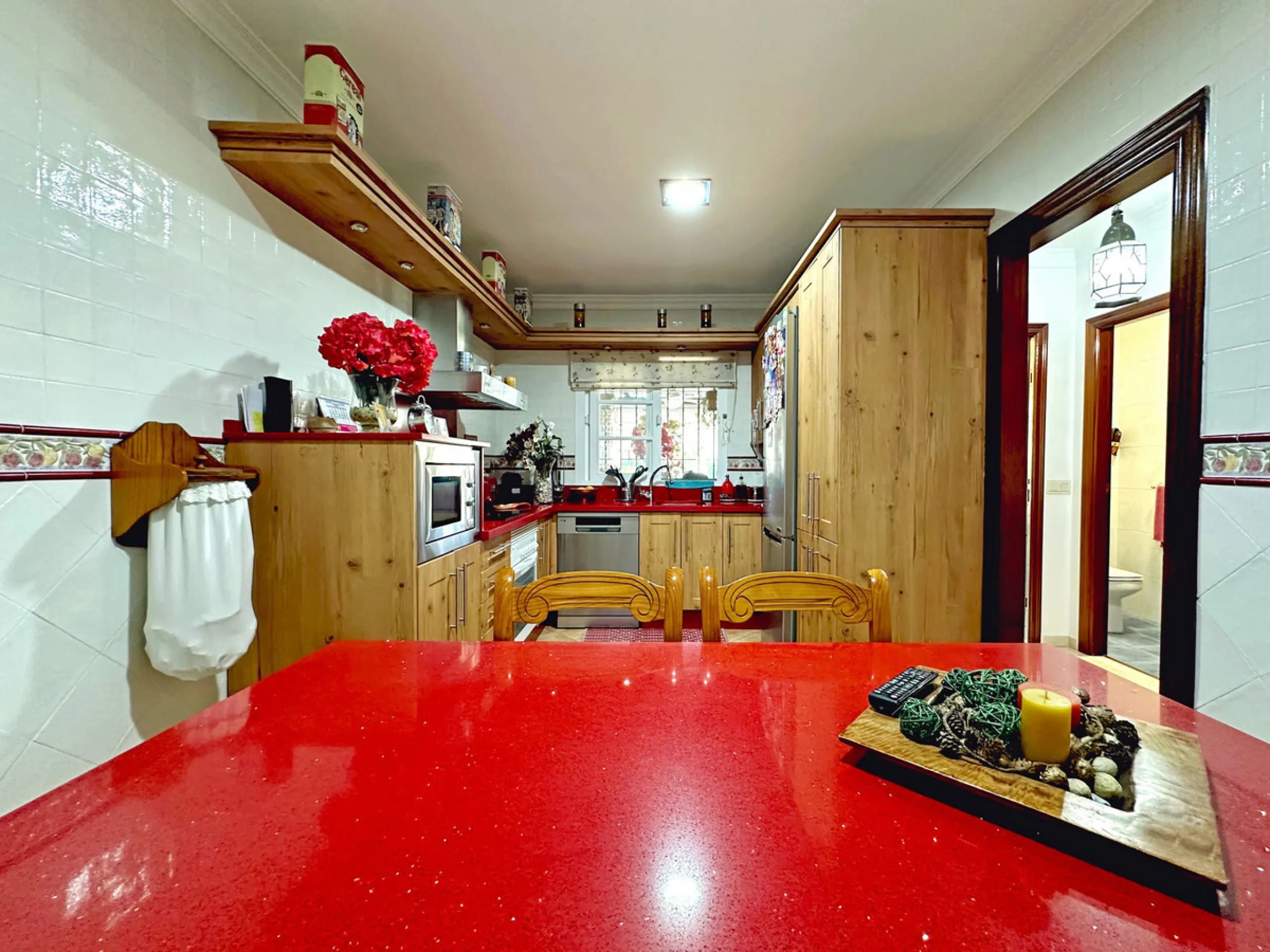 Located in the western part of Estepona, near Estepona Stadium and the Felipe VI Theater, this bright and spacious townhouse represents a unique opportunity for those seeking comfort, spaciousness, and proximity to all amenities. With an excellent orienta
