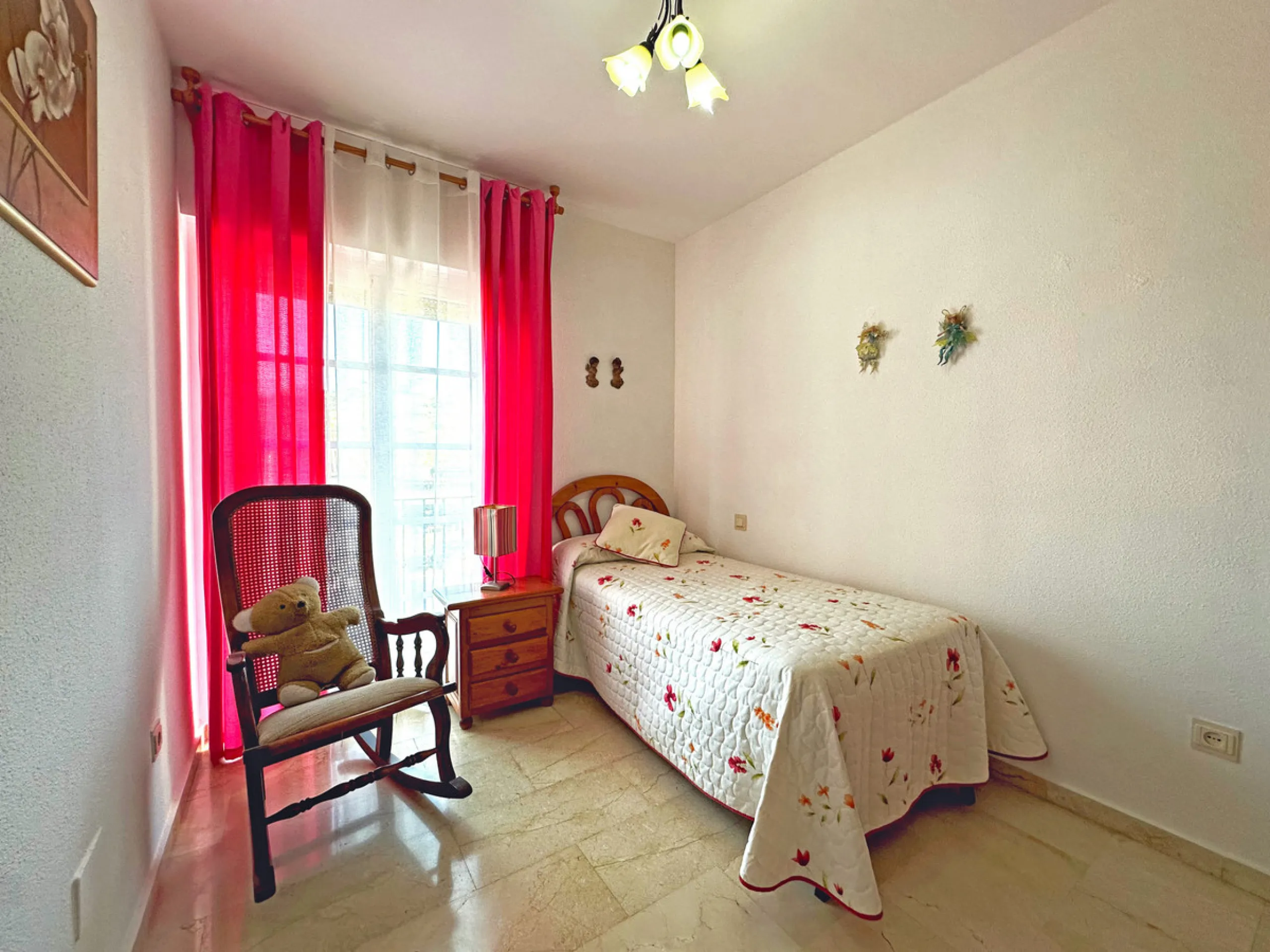 Located in the western part of Estepona, near Estepona Stadium and the Felipe VI Theater, this bright and spacious townhouse represents a unique opportunity for those seeking comfort, spaciousness, and proximity to all amenities. With an excellent orienta