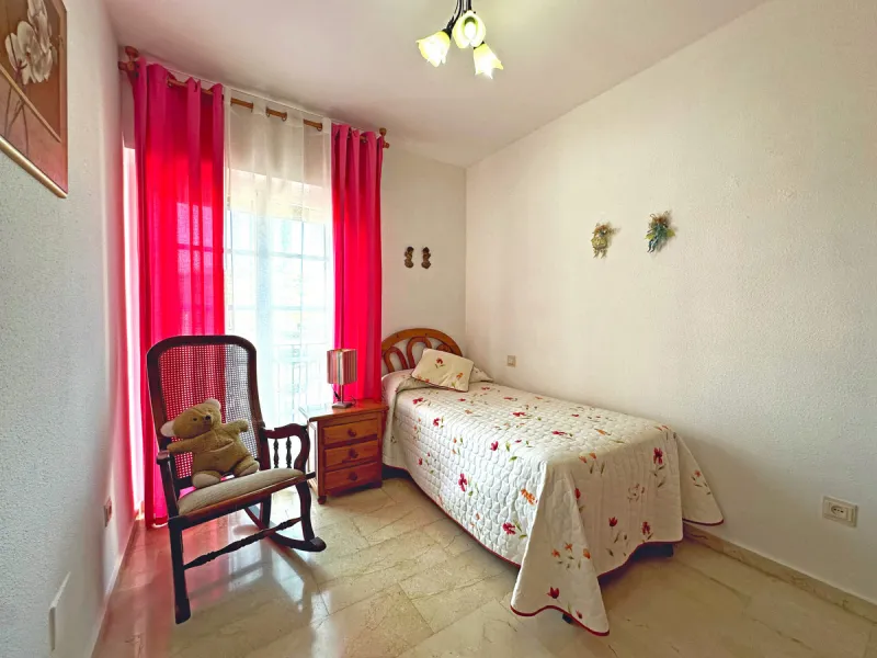 Located in the western part of Estepona, near Estepona Stadium and the Felipe VI Theater, this bright and spacious townhouse represents a unique opportunity for those seeking comfort, spaciousness, and proximity to all amenities. With an excellent orienta