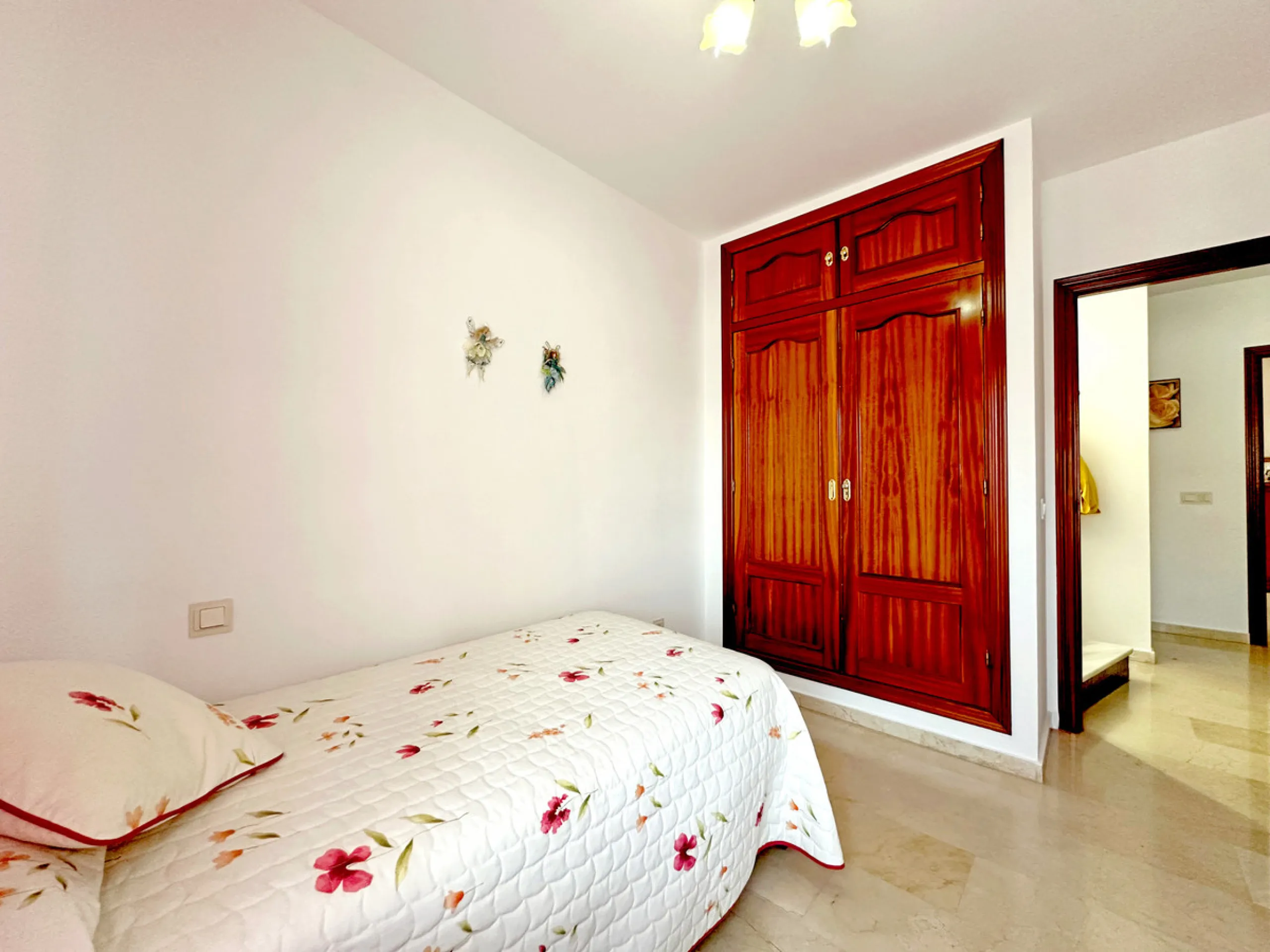 Located in the western part of Estepona, near Estepona Stadium and the Felipe VI Theater, this bright and spacious townhouse represents a unique opportunity for those seeking comfort, spaciousness, and proximity to all amenities. With an excellent orienta