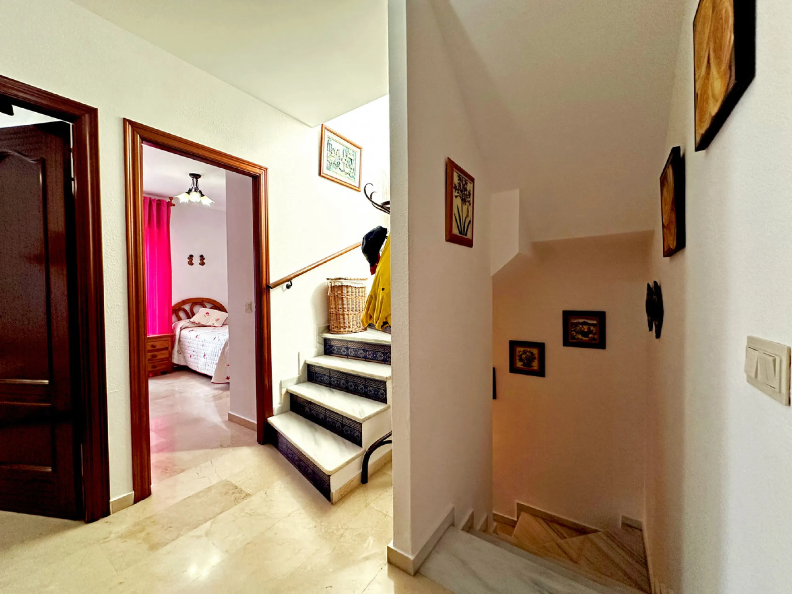Located in the western part of Estepona, near Estepona Stadium and the Felipe VI Theater, this bright and spacious townhouse represents a unique opportunity for those seeking comfort, spaciousness, and proximity to all amenities. With an excellent orienta