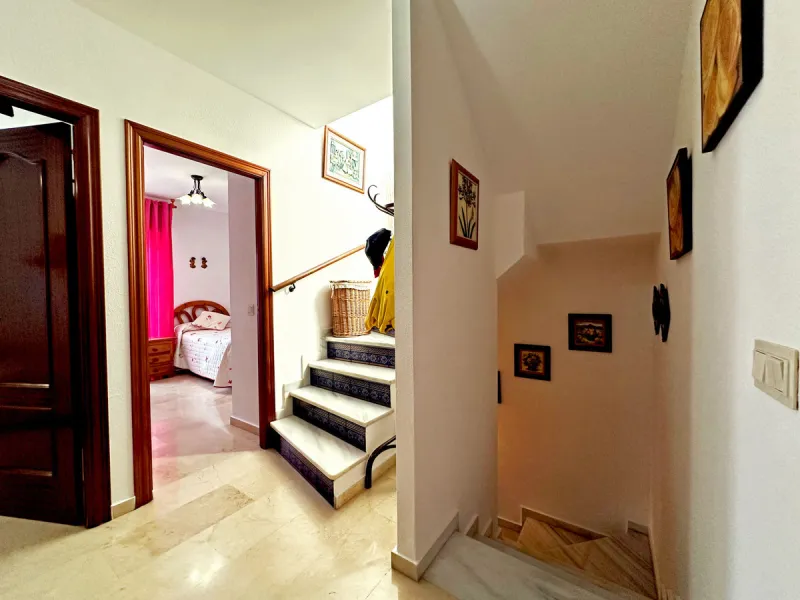 Located in the western part of Estepona, near Estepona Stadium and the Felipe VI Theater, this bright and spacious townhouse represents a unique opportunity for those seeking comfort, spaciousness, and proximity to all amenities. With an excellent orienta